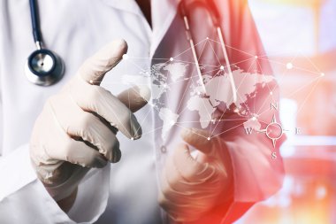 Modern bilgisayar arayüzü ile çalışan doktor