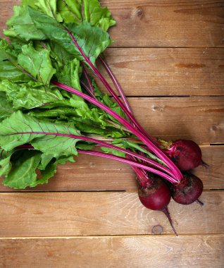 Ahşap masa üzerinde genç pancar