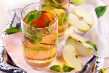 Bardak elma suyu meyve ve tablo taze nane ile yakın çekim