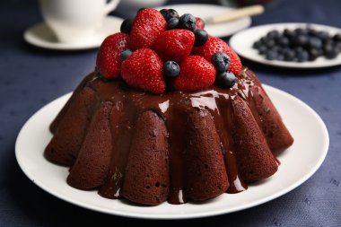Çilek plaka masada, closeup ile lezzetli çikolatalı kek