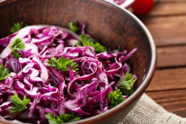 Kırmızı lahana salatası tabak portre görev yaptı.