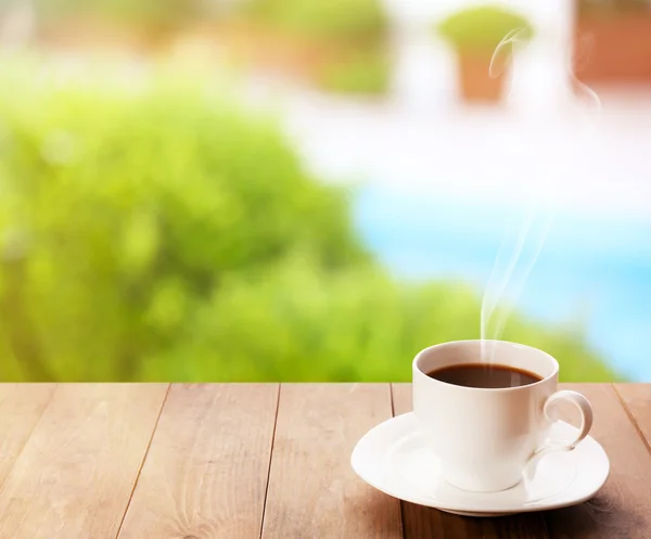 Tasse Kaffee auf hellem Hintergrund — Stockfoto