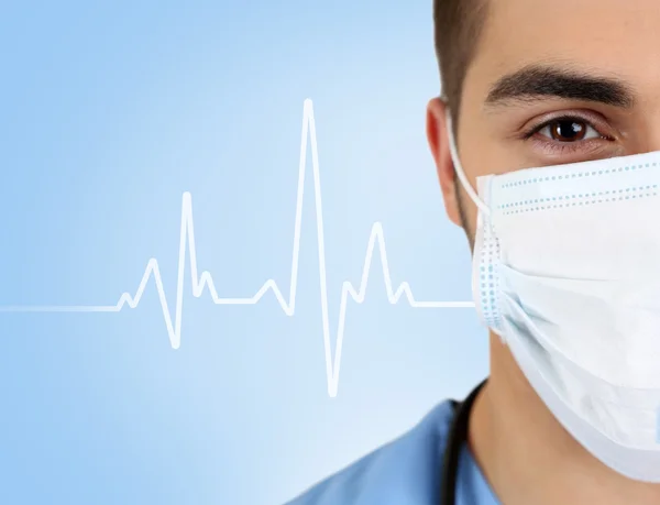 Junger männlicher Arzt in medizinischer Maske — Stockfoto