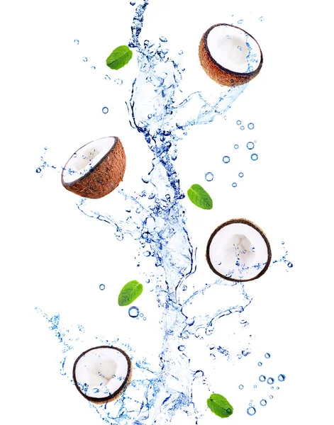 Cocos y hojas de menta en salpicaduras de agua — Foto de Stock