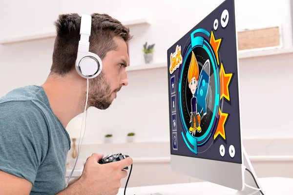 Mann spielt Computerspiele — Stockfoto