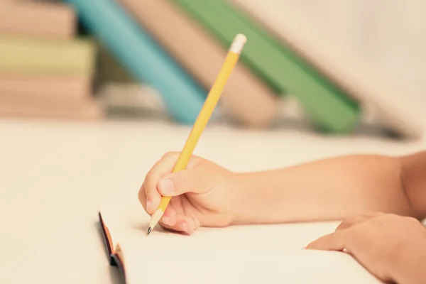 Meisje op de werkplek in de klas — Stockfoto