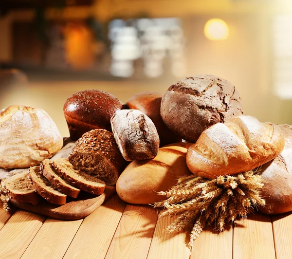Свежий хлеб на деревянном столе — стоковое фото