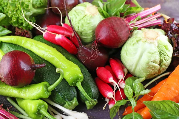 Haufen frisches Gemüse auf dem Tisch aus nächster Nähe — Stockfoto