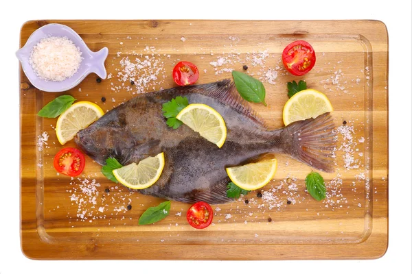 Peixe fresco com especiarias na tábua de corte de perto — Fotografia de Stock
