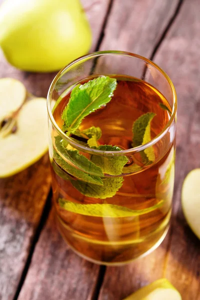 Bicchiere di succo di mela con frutta e menta fresca sul tavolo da vicino — Foto Stock