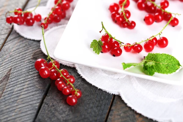 Groseilles rouges fraîches sur la table close up — Photo