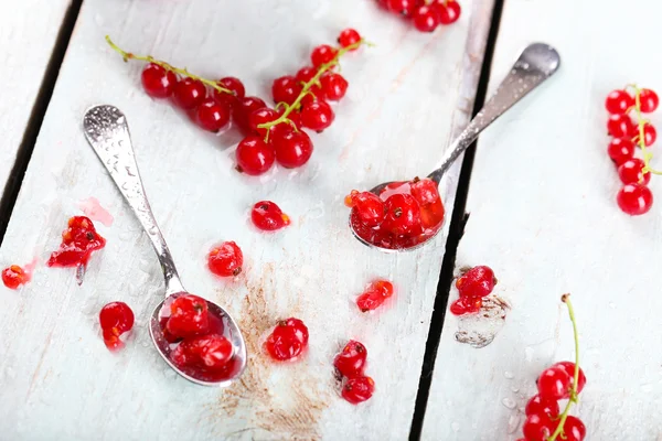 Fresh red currants on wooden table close up — Stock Photo, Image