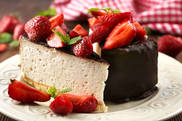 Heerlijke cheesecake met bessen op tafel close up — Stockfoto