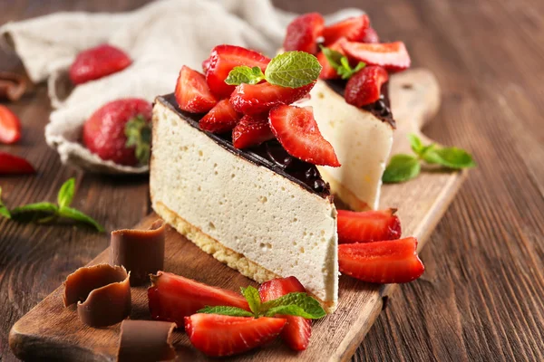 Cheesecake delicios cu fructe de padure pe masa aproape — Fotografie, imagine de stoc