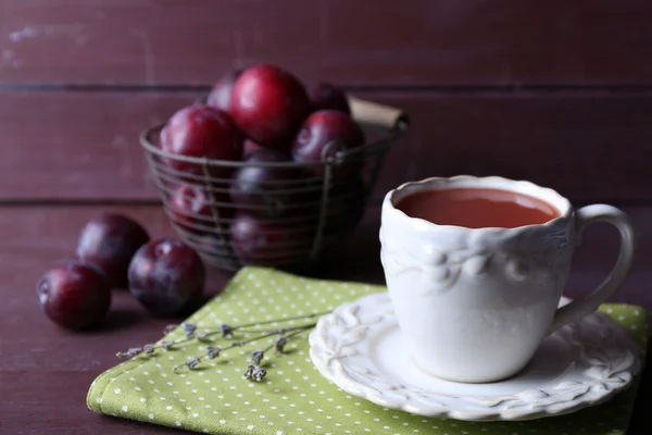 Delicious plum juice with fruits on wooden table close up — Stock Photo, Image