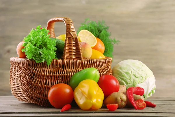 木製のテーブル上のバスケットの新鮮な果物と野菜のヒープをクローズ アップ — ストック写真