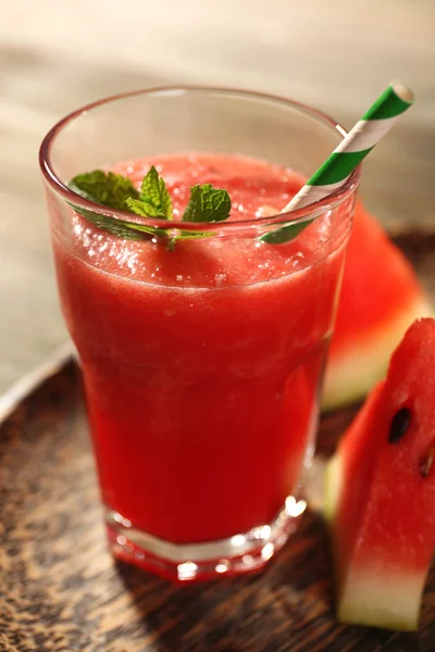 Glas av vattenmelon juice på träbord, närbild — Stockfoto