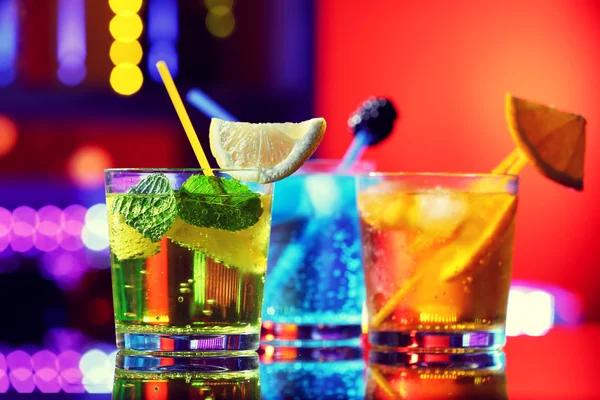 Sklenice koktejl na baru pozadí — Stock fotografie