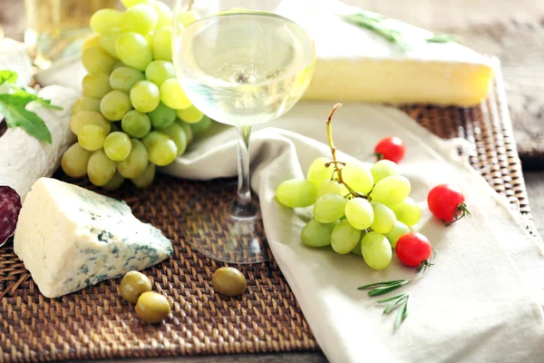 Natureza morta com vários tipos de comida italiana e vinho — Fotografia de Stock