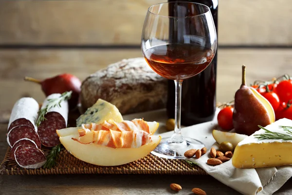 Stilleven met verschillende types van Italiaans eten en wijn — Stockfoto