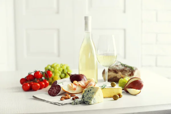 Stilleben med olika typer av italiensk mat och vin — Stockfoto