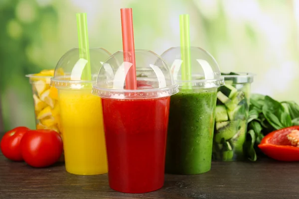 Fruta fresca da mistura do suco, bebidas saudáveis na tabela de madeira, no fundo brilhante — Fotografia de Stock