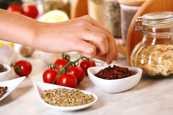 Mängd olika kryddor i keramiska behållare på köksbordet — Stockfoto