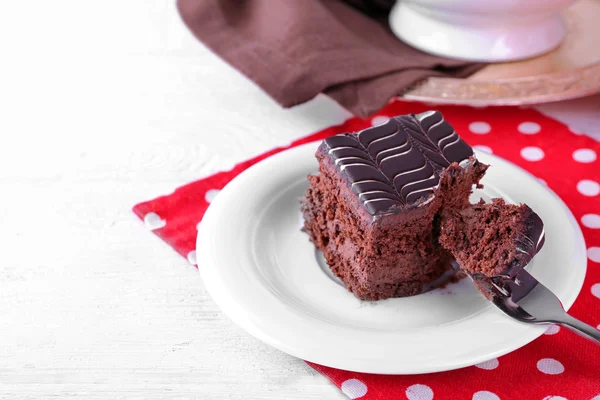 Mesa servida con pasteles de chocolate sobre fondo rojo punteado — Foto de Stock