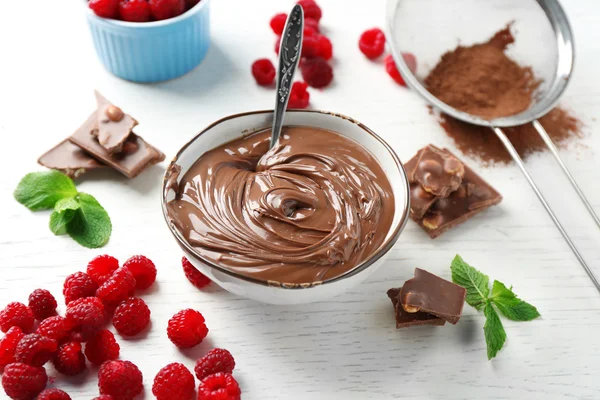 Hermosa composición con crema de chocolate — Foto de Stock