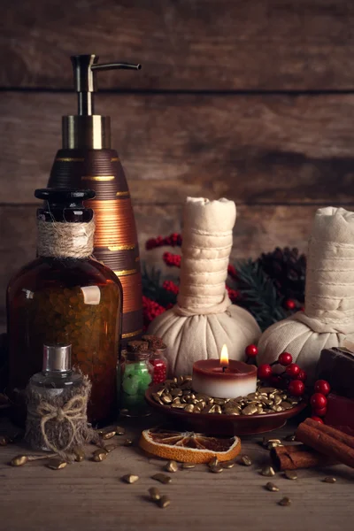 Decoraciones de Navidad sobre fondo de madera — Foto de Stock