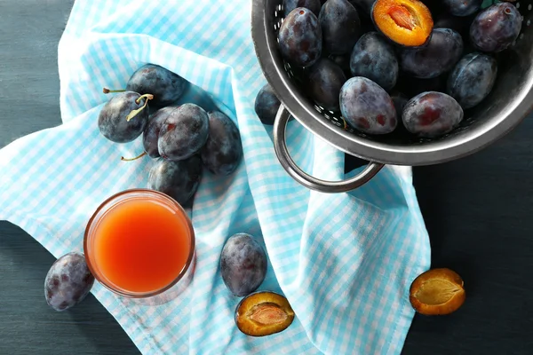 Succo di prugna in un bicchiere con frutta fresca — Foto Stock