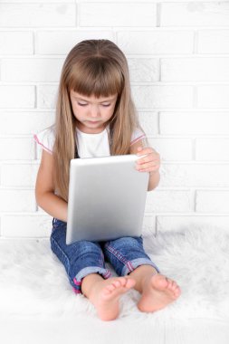 tablet ile küçük kız