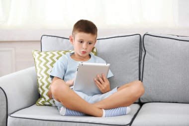 Dijital tablet ile küçük çocuk 