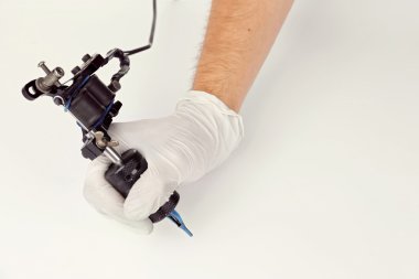 Erkek elinde dövme makinesi