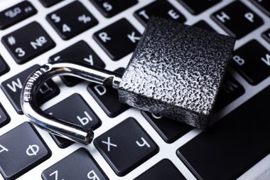 Laptop klavye üzerinde kilit  
