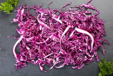 Kırmızı lahana ahşap masanın üstüne kesmek