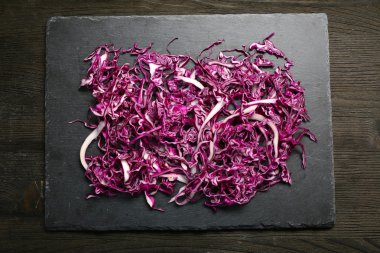 Kırmızı lahana ahşap masanın üstüne kesmek