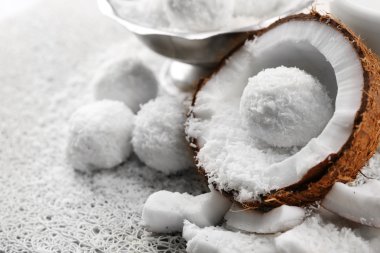 Hindistan cevizi pul ve açık renkli taze hindistan cevizi ev yapımı şekerler