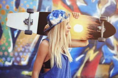 Buz pateni ile genç kadın yönetim kurulu 