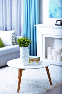 Güzel yeşil Kasımpatı'Oda tabloda vazoda