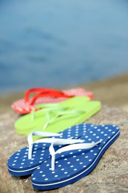 Taş parlak parmak arası terlik