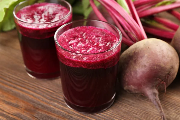 Vasos de jugo de remolacha con verduras — Foto de Stock