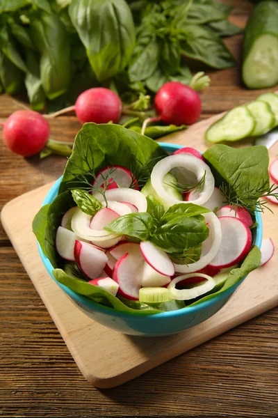 Salade de légumes frais sur la table close up — Photo