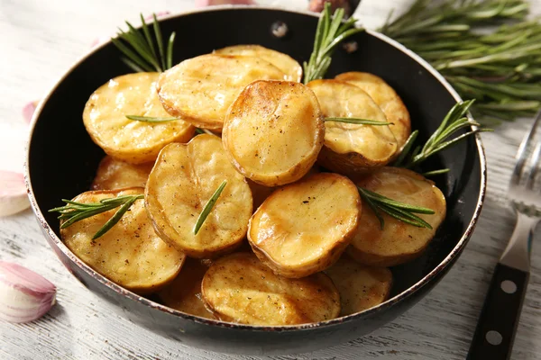 Lezzetli fırında patates tavada masada rosemary ile yakın çekim — Stok fotoğraf