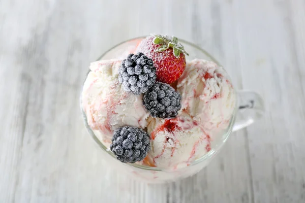 Delicious ice cream with fresh frozen berries, on color wooden background — Stock Photo, Image