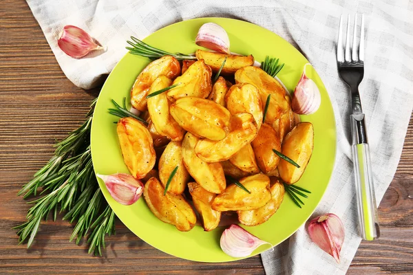 Backkartoffelkeile auf Holztisch, Draufsicht — Stockfoto