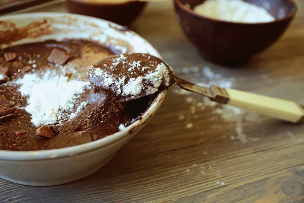 Préparation de la pâte pour tarte au chocolat sur la table fermer — Photo