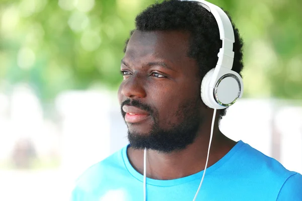 African American man listening music — Stock Photo, Image