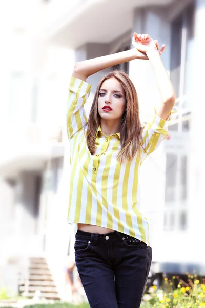 Hermosa chica posando en la calle ciudad —  Fotos de Stock