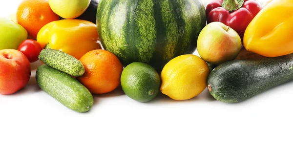 新鲜的蔬菜和水果在白色隔离 — 图库照片